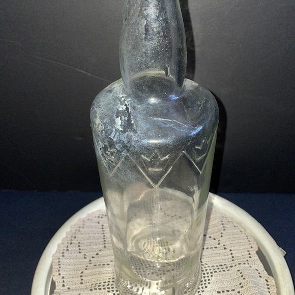 Vintage Arrow Clear Glass Liquor Bottle Embossed Design - Picture 5 of 7
